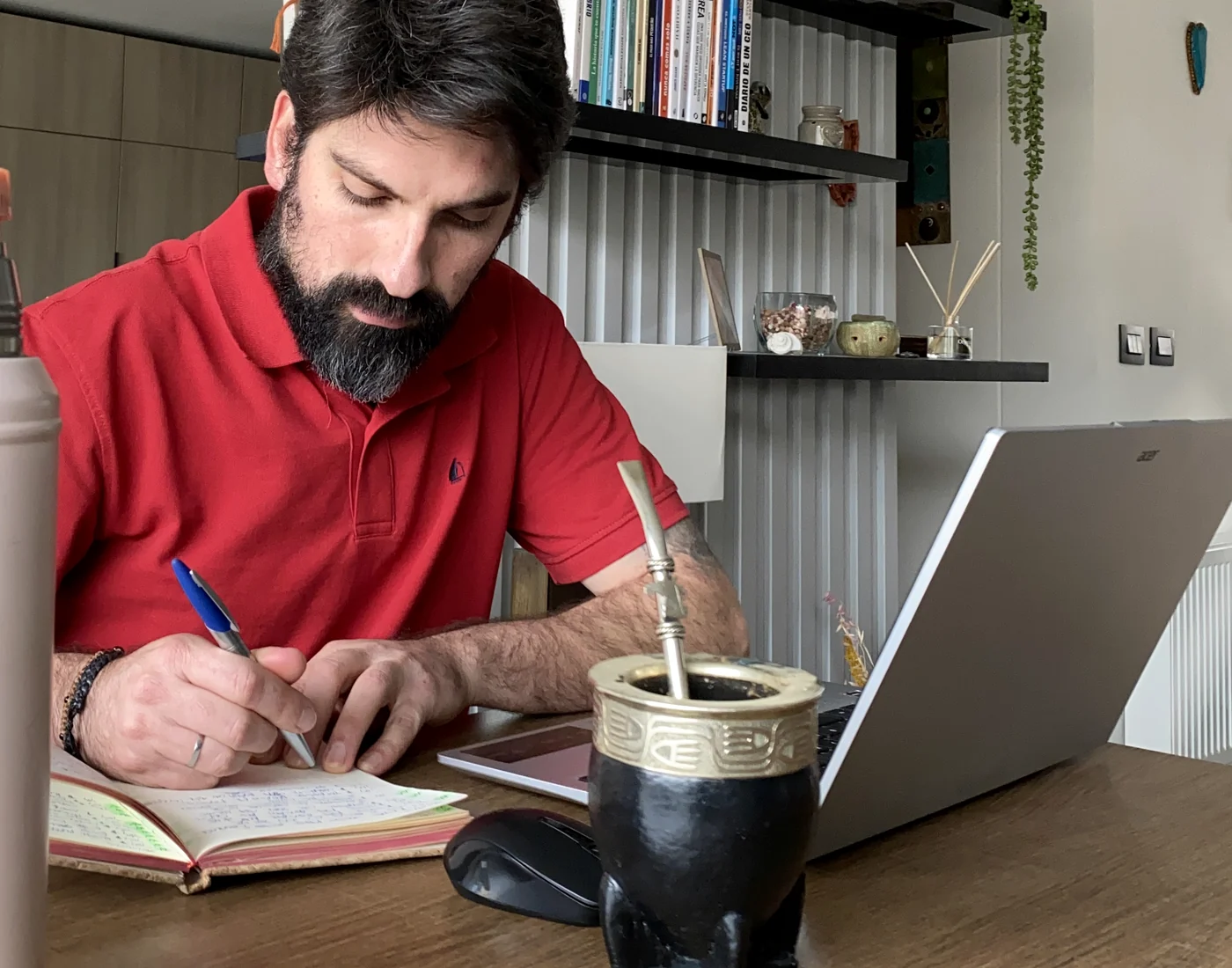 Matías Apraiz revisando antecedentes técnicos de un proyecto Calcumás