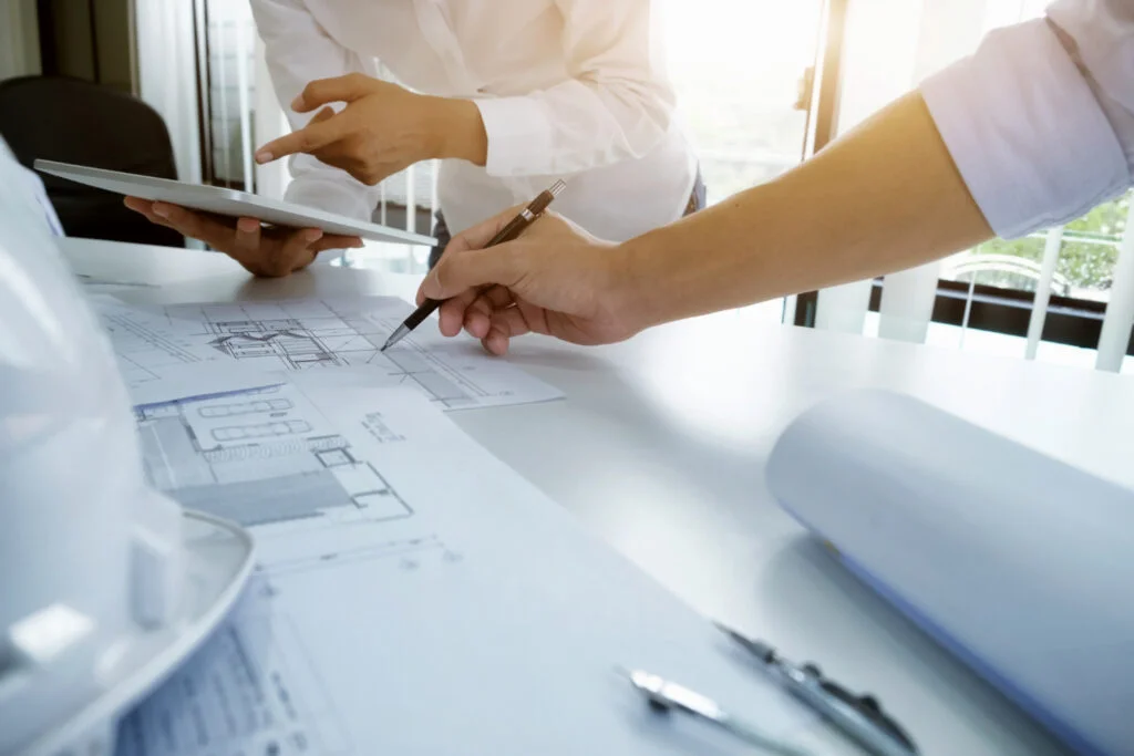 Plano técnico y revisión de proyecto utilizados por Calcumás en su enfoque de trabajo