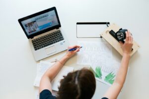 Ingeniera revisando planos para un proyecto eléctrico